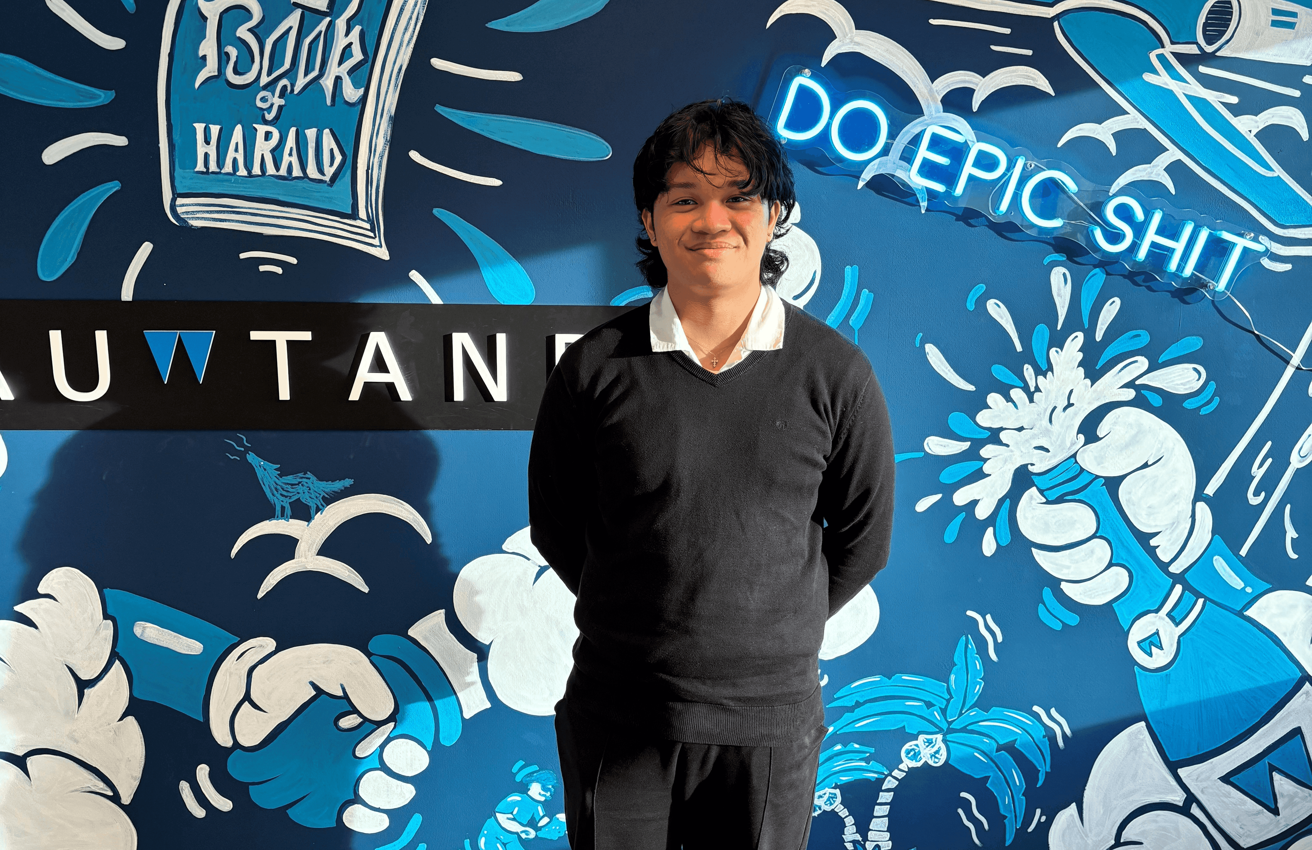 Bryce onze collega van Blauwtand voor de blauwe muur van Blauwtand